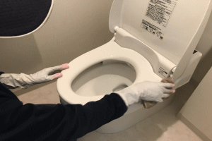 トイレの便器の清掃画像