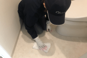 トイレの床の清掃画像